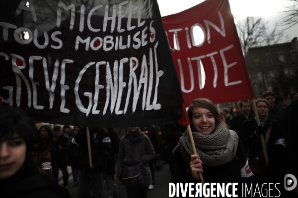 Manifestation des enseignants et etudiants chercheurs contre l application de la loi lru.