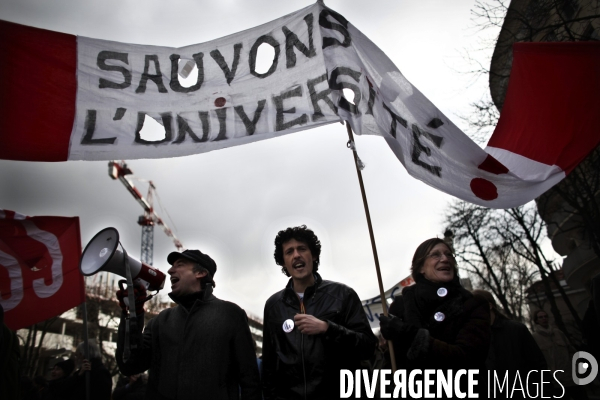 Manifestation des enseignants et etudiants chercheurs contre l application de la loi lru.