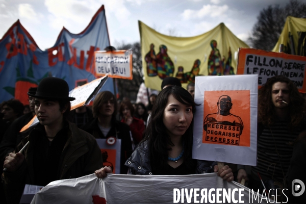 Manifestation pour la defense de l education nationale et de la recherche contre la reforme lru.