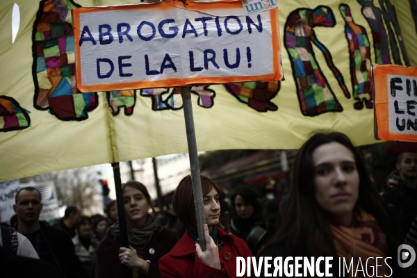 Manifestation pour la defense de l education nationale et de la recherche contre la reforme lru.