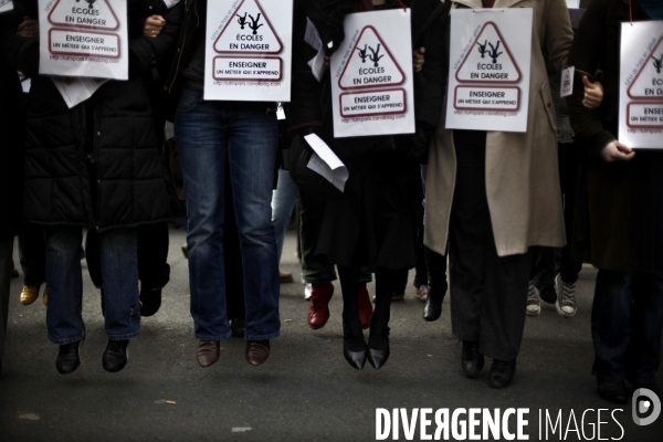 Manifestation pour la defense de l education nationale et de la recherche contre la reforme lru.