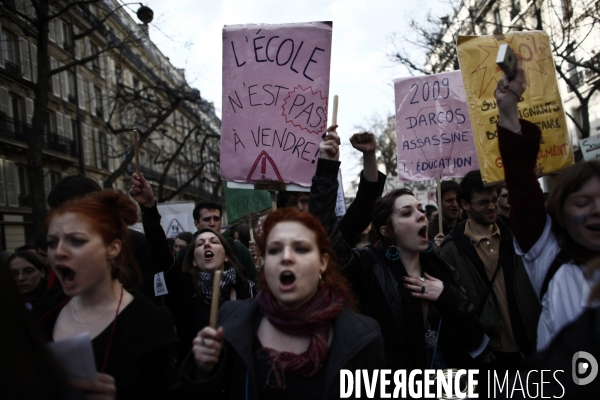 Manifestation pour la defense de l education nationale et de la recherche contre la reforme lru.