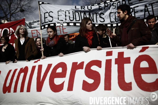 Manifestation des etudiants et enseignants pour le retrait de la reforme lru de la ministre de l enseignement superieur.