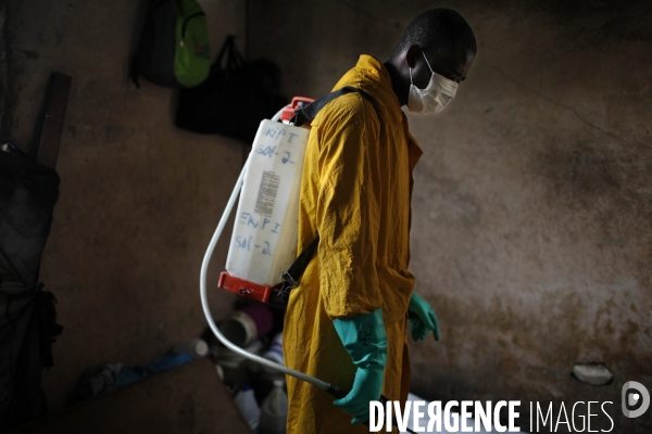 Epidemie de cholera a haiti: patrouille du ministere de la sante recuperant les morts victimes de la maladie.