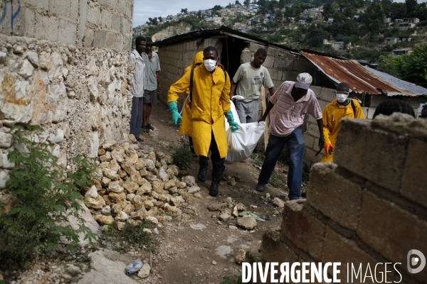Epidemie de cholera a haiti: patrouille du ministere de la sante recuperant les morts victimes de la maladie.