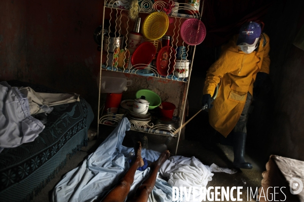 Epidemie de cholera a haiti: patrouille du ministere de la sante recuperant les morts victimes de la maladie.