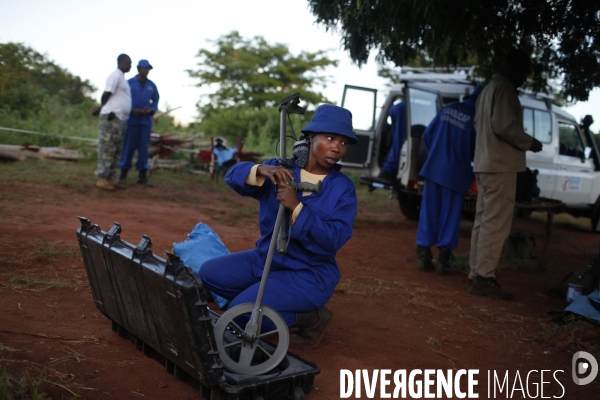 Deminage par des femmes au mozambique, employees par l ong handicap international.