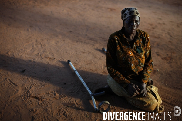 Deminage par des femmes au mozambique, employees par l ong handicap international.