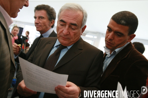 Dominique Strauss-Kahn dans un point presse au siege du Parti Socialiste.