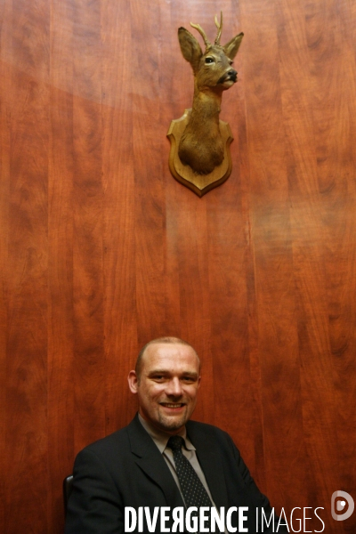 Frederic Nihous, candidat CPNT, visite le salon de la Chasse a Rambouillet; aux cotes de son directeur de campagne, Jean Saint Josse