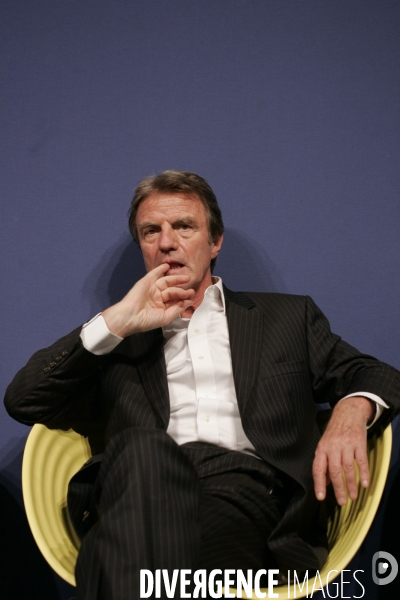 Bernard Kouchner participe a une rencontre entre des chefs d entreprise