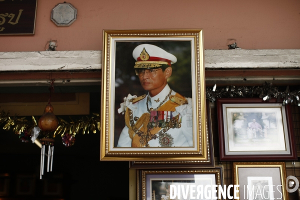 Le roi de thailande, bhumibol adulyadej, 82 ans, est le plus vieux monarque, le dernier peut etre du royaume. tres malade, considere comme un demi-dieu dans son pays, il n est pourtant pas intervenu durant toute la periode du conflit entre les chemises ro