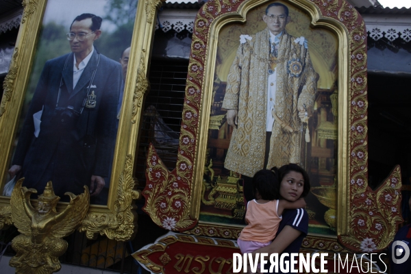 Le roi de thailande, bhumibol adulyadej, 82 ans, est le plus vieux monarque, le dernier peut etre du royaume. tres malade, considere comme un demi-dieu dans son pays, il n est pourtant pas intervenu durant toute la periode du conflit entre les chemises ro