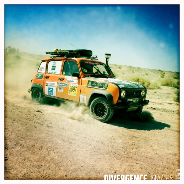 Rally du 4l trophy dans le desert marocain.