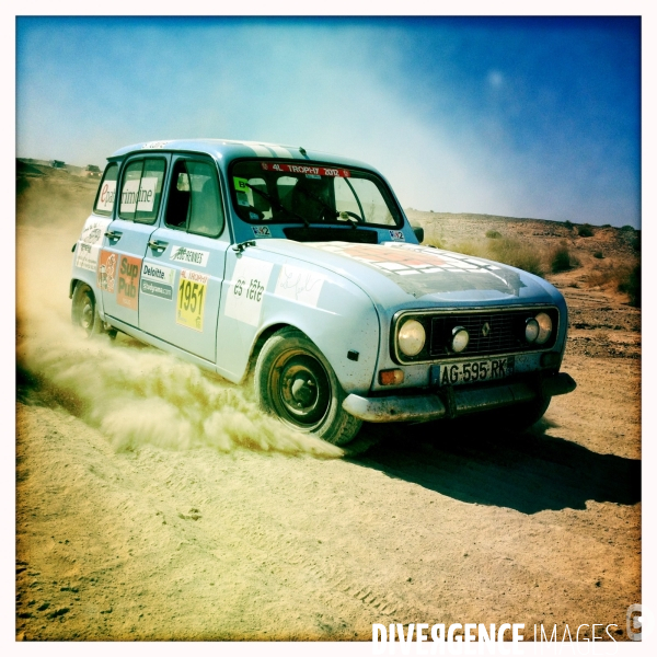 Rally du 4l trophy dans le desert marocain.