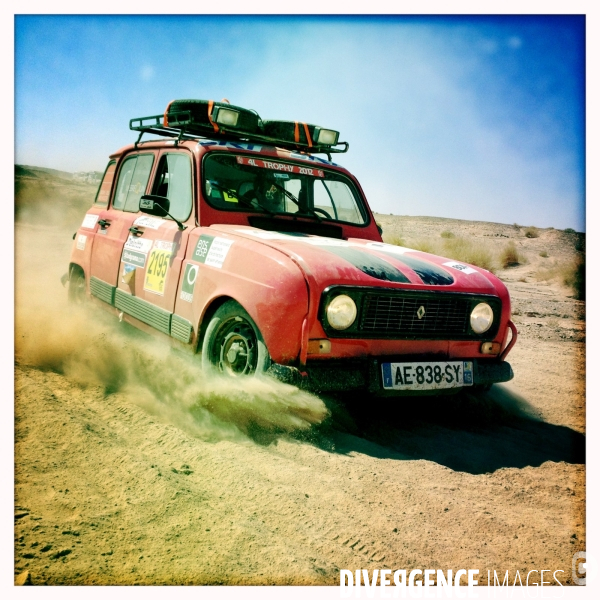 Rally du 4l trophy dans le desert marocain.