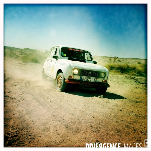 Rally du 4l trophy dans le desert marocain.