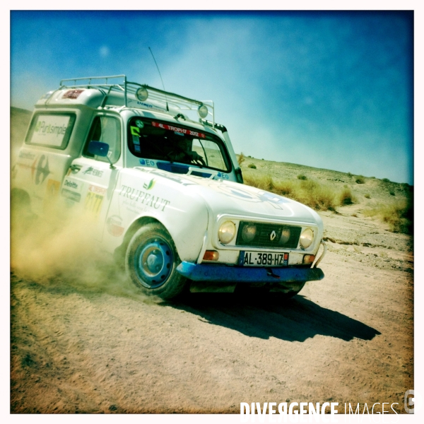 Rally du 4l trophy dans le desert marocain.