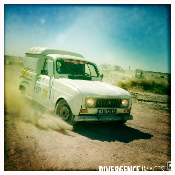 Rally du 4l trophy dans le desert marocain.