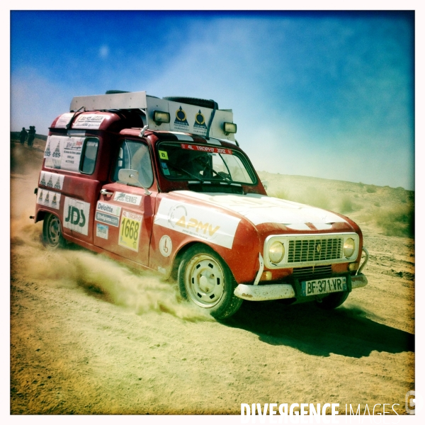 Rally du 4l trophy dans le desert marocain.