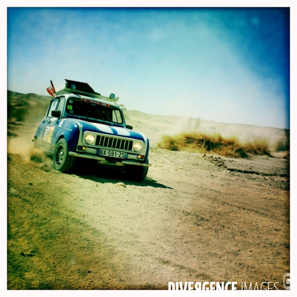 Rally du 4l trophy dans le desert marocain.