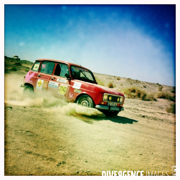 Rally du 4l trophy dans le desert marocain.