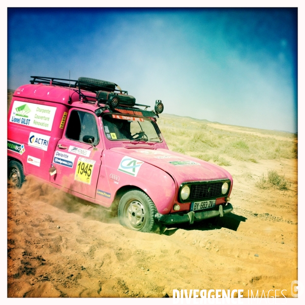 Rally du 4l trophy dans le desert marocain.