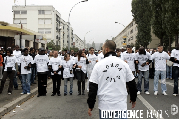 Marche silencieuse en hommage a Bouna Traore et Zyed Benna, morts electrocutes il y a un an lors d une poursuite avec la police; ce qui avait declenche les emeutes en banlieue de novembre 2005.