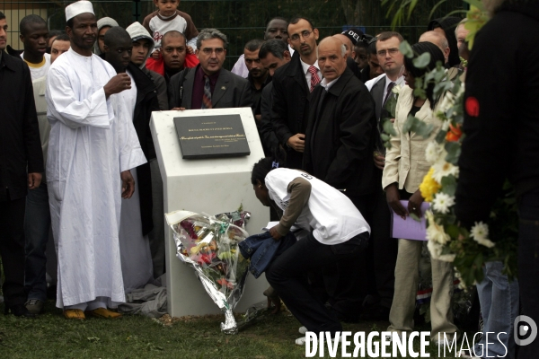 Marche silencieuse en hommage a Bouna Traore et Zyed Benna, morts electrocutes il y a un an lors d une poursuite avec la police; ce qui avait declenche les emeutes en banlieue de novembre 2005.
