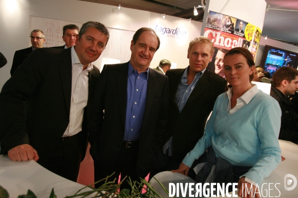 Salon Expopresse, a La Defense. stand du groupe Lagardere. de g a d: Gerard Ponson, Pierre Lescure, Thomas Cook et Marie Laurence Vieillard du Magazine  CHOC 