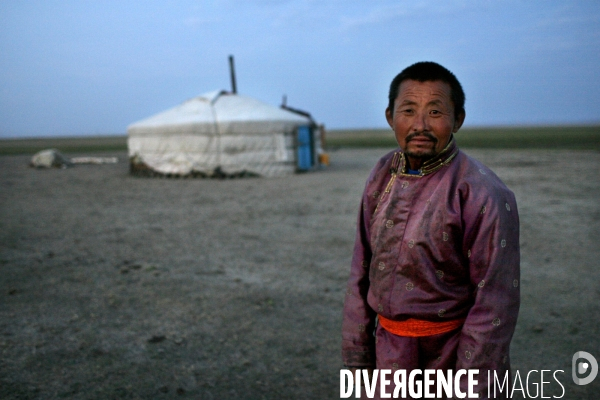 La vie quotidienne des mongols est axee autour de la ger (yourte) familiale.