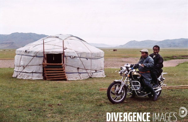 La vie quotidienne des mongols est axee autour de la ger (yourte) familiale.