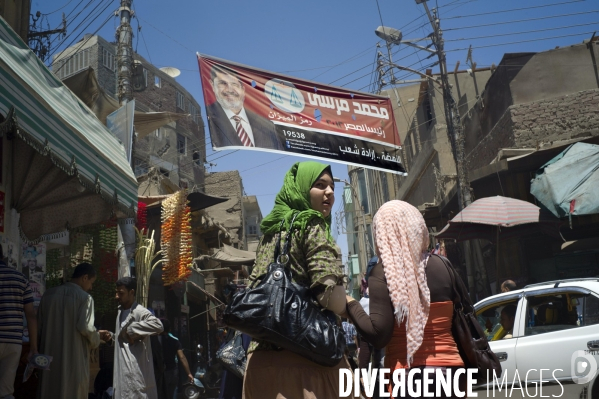 Reportage sur les rapports entre coptes et musulmans dans une petite ville de moyenne-egypte.