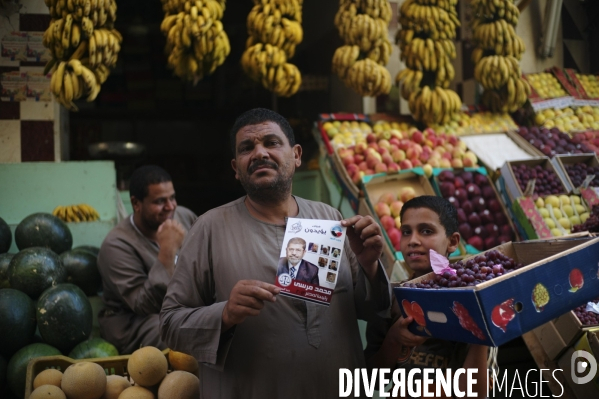 Reportage sur les rapports entre coptes et musulmans dans une petite ville de moyenne-egypte.