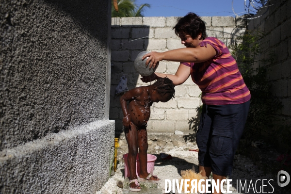 Valerie parcollet vit depuis 1 mois et demi sous la tente avec sa fille en procedure d adoption, nesline, haitienne.