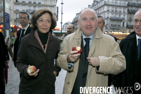 Operation a la SNCF afin de promouvoir la consommation de fruits.
