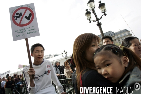 Rassemblement, a l appel de resf, de familles sans papiers afin de deposer les derniers dossiers de demande de regularisation a la prefecture.