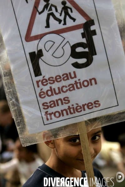 Rassemblement, a l appel de resf, de familles sans papiers afin de deposer les derniers dossiers de demande de regularisation a la prefecture.