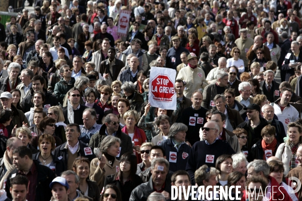 Manifestation a l appel des collectifs liberte cherie, stop la greve et sos facs bloquees contre le blocage des facultes.