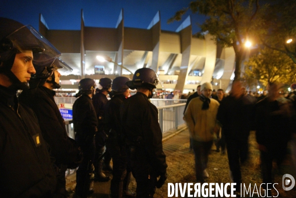 Sortie du match om contre le psg ou la securite aux abords du parc des prince est specialement renforcee. match o.m./p.s.g., la securite aux abords du parc des prince est specialement renforcee.