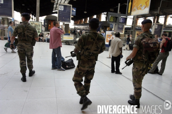 Mise en place du plan rouge vigipirate de securite apres les attentats a londres. militaires en patrouille a la gare d  austerlitz