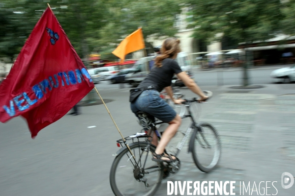 Mouvement velorution  afin de protester, a velo, contre l abus de l utilisation de la voiture en ville