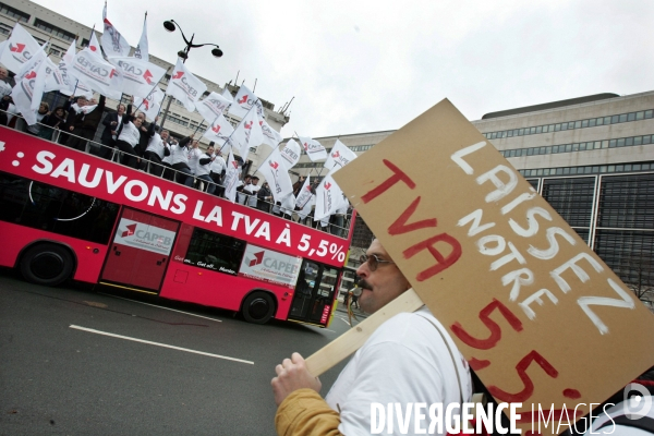 Manifestation devant le ministere des finances des employes du batiment et de l artisanat, dont la capeb,  pour une baisse de la tva a 5,5%.