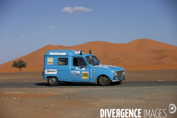 Rally du 4l trophy dans le desert marocain.