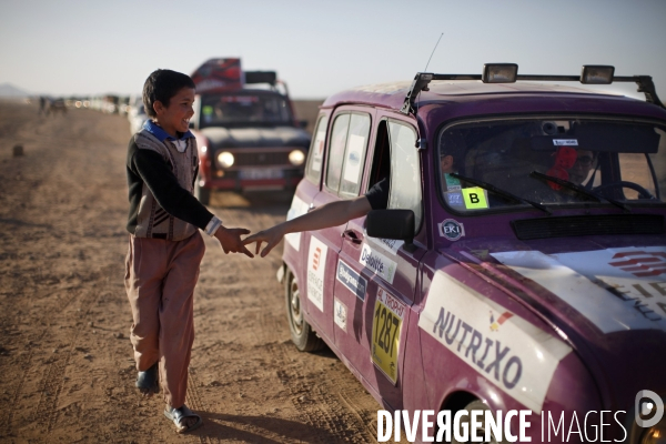 Rally du 4l trophy dans le desert marocain.