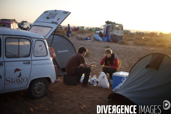 Rally du 4l trophy dans le desert marocain.