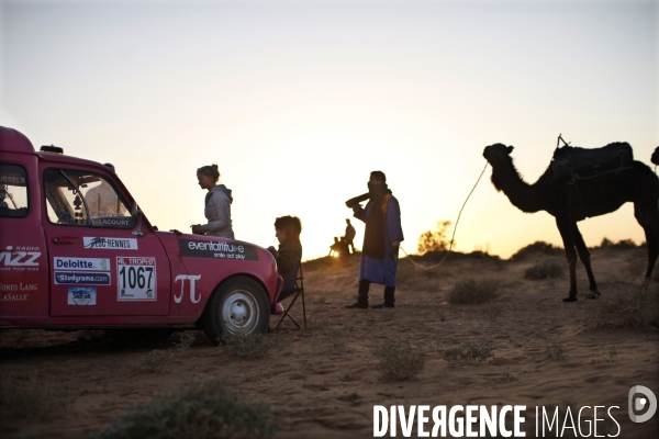 Rally du 4l trophy dans le desert marocain.