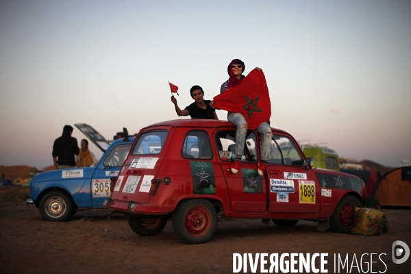 Rally du 4l trophy dans le desert marocain.