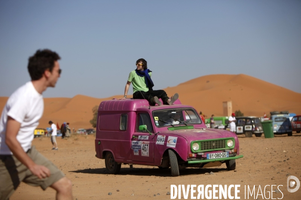 Rally du 4l trophy dans le desert marocain.