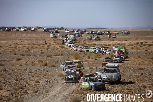 Rally du 4l trophy dans le desert marocain.